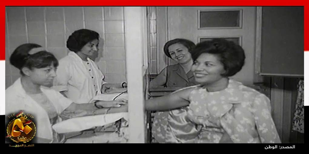 صورة أرشيفية لسيدات مصريات خلال اقبالهن على مراكز الدم للتبرع بدمائهن أثناء حرب أكتوبر ١٩٧٣.